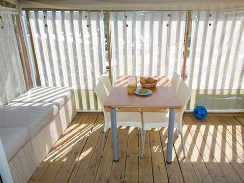 Tente en toile et en bois 5 personnes - Lodge hybride | 2 Ch. | 4/5 Pers. | 1 SDB | Clim.