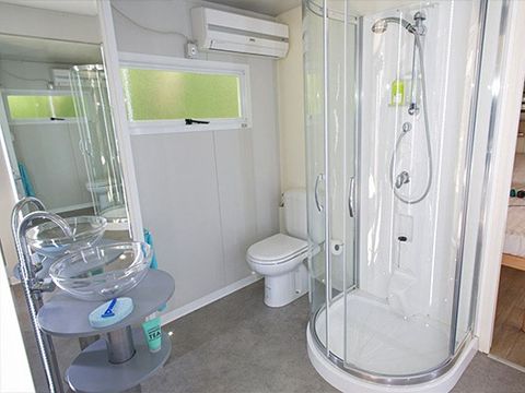 Tente en toile et en bois 5 personnes - Lodge hybride | 2 Ch. | 4/5 Pers. | 1 SDB | Clim.