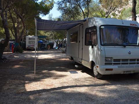 Emplacement - 1 camper/roulotte + 2 persone