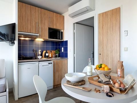 APPARTEMENT 4 personnes - - 1 chambre - Bain à remous - Terrasse - Climatisation - Vue sur le port