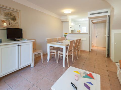 MAISON 8 personnes - 2 chambres + 1 coin nuit - triplex- terrasse - climatisé - rénové