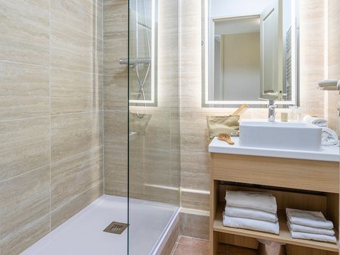 MAISON 8 personnes - 2 chambres + 1 coin nuit - triplex- terrasse - climatisé - rénové