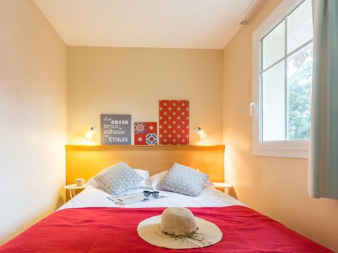 APPARTEMENT 6 personnes - 1 chambre + 1 coin nuit - Terrasse ou balcon - Vue piscine