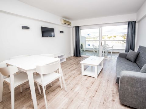 APPARTEMENT 4 personnes - 3 adultes + 1 enfant de moins de 15 ans - 1 chambre - Balcon