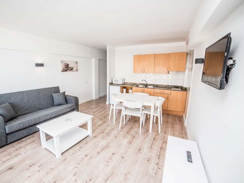 APPARTEMENT 4 personnes - 3 adultes + 1 enfant de moins de 15 ans - 1 chambre - Balcon