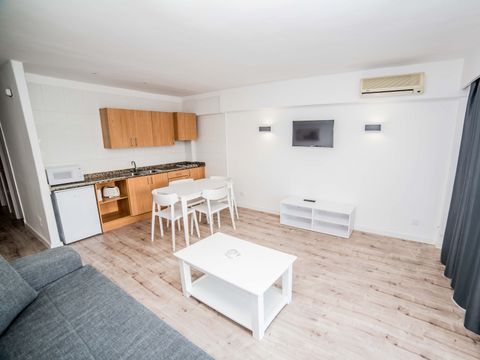 APPARTEMENT 4 personnes - 3 adultes + 1 enfant de moins de 15 ans - 1 chambre - Balcon