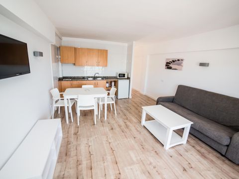 APPARTEMENT 4 personnes - 3 adultes + 1 enfant de moins de 15 ans - 1 chambre - Vue mer - Balcon