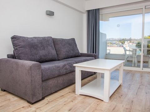 APPARTEMENT 4 personnes - 3 adultes + 1 enfant de moins de 15 ans - 1 chambre - Balcon