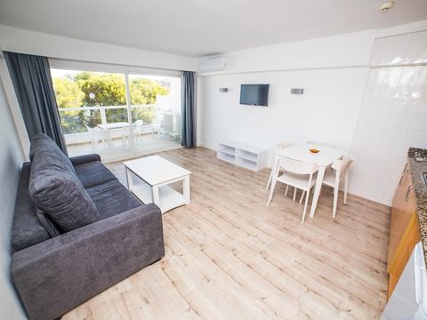 APPARTEMENT 4 personnes - 3 adultes + 1 enfant de moins de 15 ans - 1 chambre - Balcon