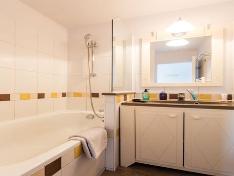 APPARTEMENT 6 personnes - - 1 chambre + 1 alcôve - Terrasse ou balcon - climatisation