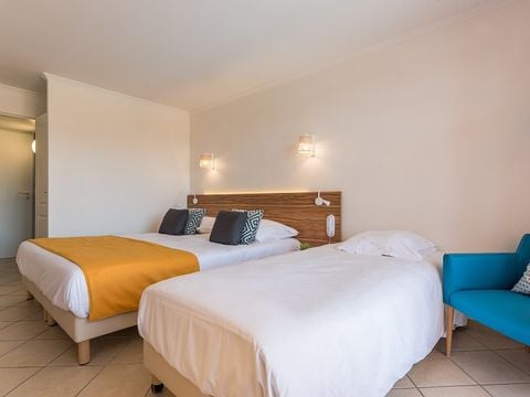 CHAMBRE 3 personnes - Chambre d'hôtel - Triple - Terrasse ou balcon - Vue sur la mer