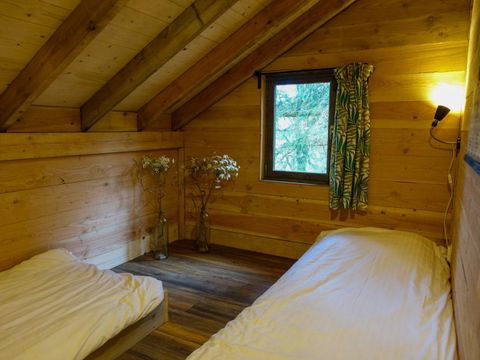 HÉBERGEMENT INSOLITE 6 personnes - Maison dans les arbres XXL Bain à remous