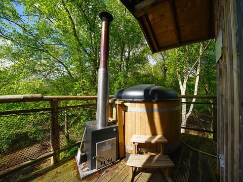 HÉBERGEMENT INSOLITE 6 personnes - Maison dans les arbres XXL Bain à remous