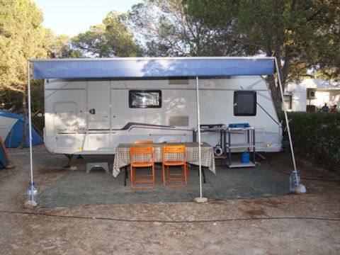 Emplacement - Rouge - tente + voiture (inclus) ou caravane - 55m2