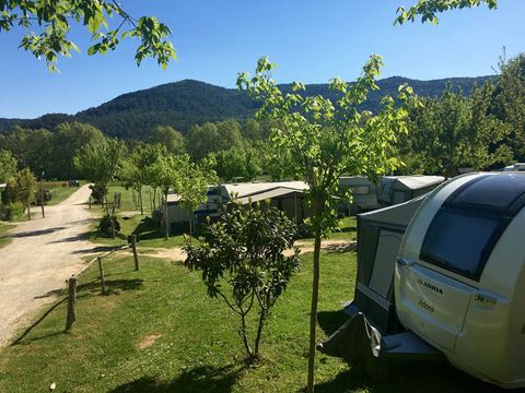 Emplacement - Terrain avec électricité - Caravane + voiture / Remorque + voiture / Camping-Car