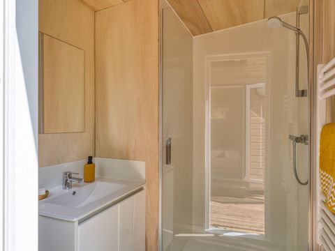 Hébergement 4 personnes - Tiny House 2 chambres + Slow Box avec vue sur la rivière 4 pers.