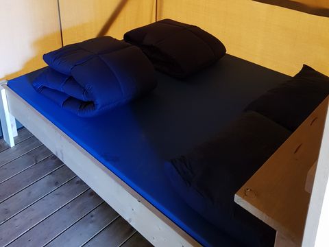 TENTE TOILE ET BOIS 4 personnes - y compris les installations sanitaires