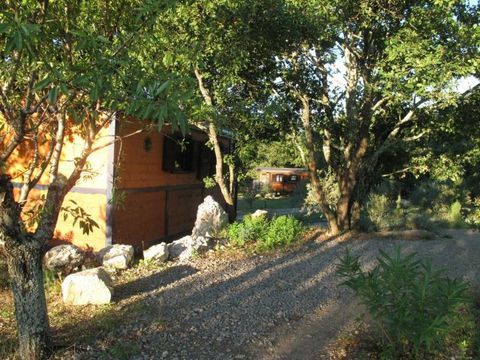 LODGE 5 personnes - Roulotte ( Séjour Deluxe ) climatisée / avec petit déjeuner / 2 pers inclus / Spa privatif en option