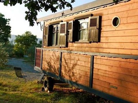 LODGE 2 personnes - Roulotte (Séjour Nuit d'Amour )  climatisée / Spa privatif et ambiance Romantique / 2 pers inclus