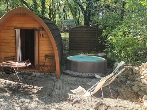 HÉBERGEMENT INSOLITE 3 personnes - Cabane Forestière climatisée ( avec petit déjeuner et Spa privatif accès illimité ) / 2 pers inclus