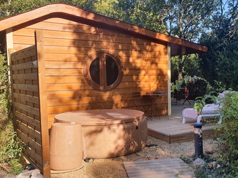 CHALET 5 personnes - Cabane de Sam climatisée ( petite maison de famille, spa privatif sur la terrasse ) / 5 pers inclus