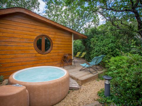 CHALET 6 personnes - Cabane de Sam climatisée ( petite maison de famille, spa privatif sur la terrasse ) / 5 pers inclus