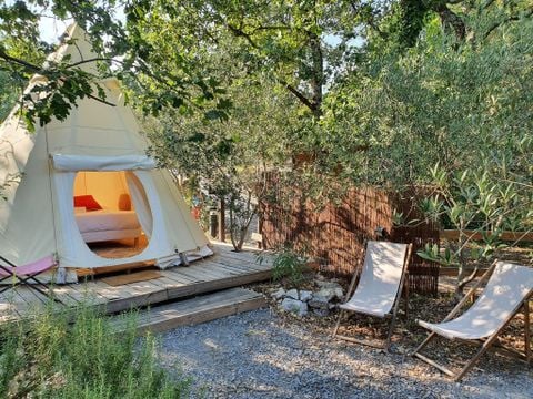TENTE 2 personnes - TIPI LODGE 6 m² pour 2 pers avec petit déjeuner et Jacuzzi privatif en accès illimité