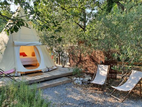 TENTE 2 personnes - TIPI LODGE 6 m² pour 2 pers avec petit déjeuner et Jacuzzi privatif en accès illimité