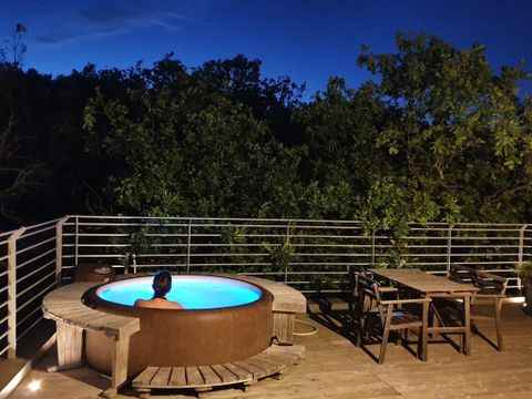 LODGE 2 personnes - Cabane Lodge avec petit déjeuner et  Spa Privatif en terrasse