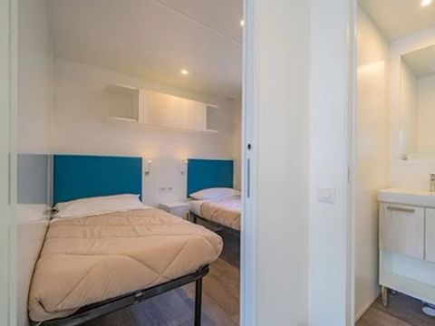 MOBILHOME 4 personnes - Premium | 2 Ch. | 4 Pers. | Terrasse surélevée | Clim. | TV