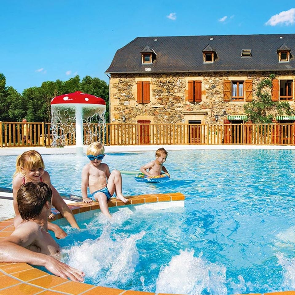 Camping Ushuaïa Villages Rives d'Olt et Aubrac photo 2