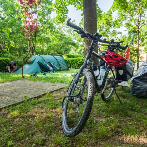 Pitch - LOCATION (Tent + bike + 1 person)