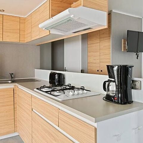 BUNGALOW 6 personnes - Mobil-home | Premium | 3 Ch. | 6 Pers. | Terrasse surélevée | 2 SDB | Clim.