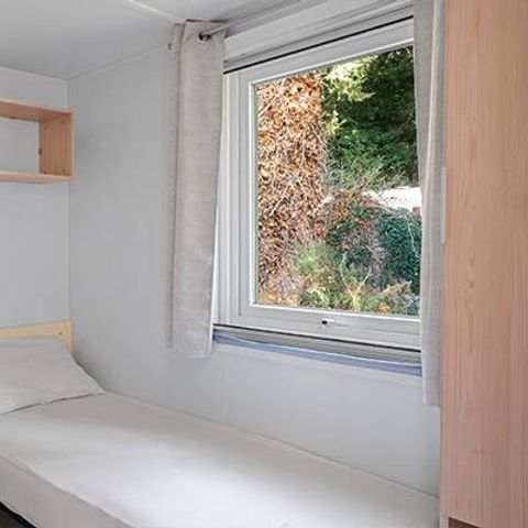 Bungalow 4 personen - Mobilheim | Comfort | 2 Zi. | 4 Pers. | Erhöhte Terrasse | Klimaanlage | TV