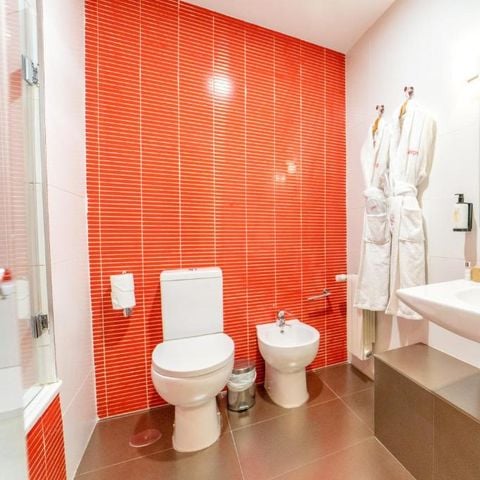 CHAMBRE 3 personnes - CHAMBRE DOUBLE + LIT D'APPOINT - 2 ADULTES + 1 ENFANT (MOINS DE 12 ANS)