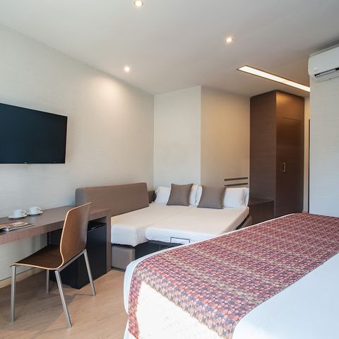 CAMERA 4 persone - Camera d'albergo Camera familiare (2 adulti + 2 bambini)