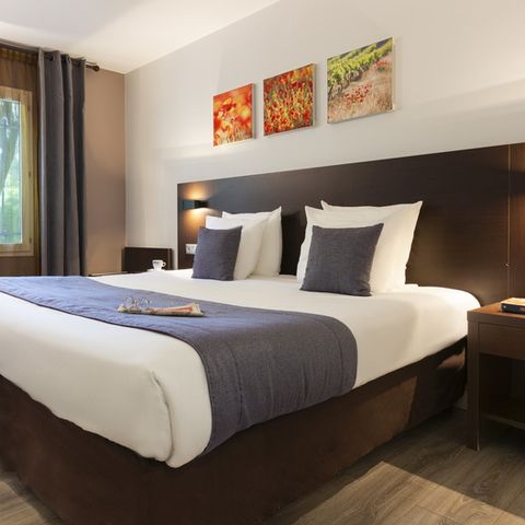 Slaapkamer 2 personen - Klassieke tweepersoonskamer - Uitzicht op de tuin