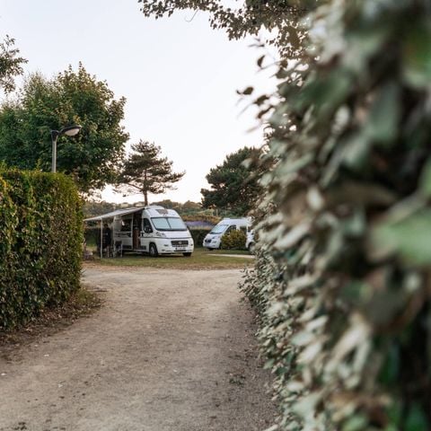 EMPLACEMENT - Emplacement nu avec électricité - 1 véhicule