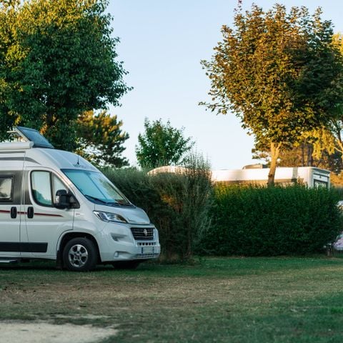 EMPLACEMENT - Emplacement avec électricité 16A 2 personnes + 1 véhicule