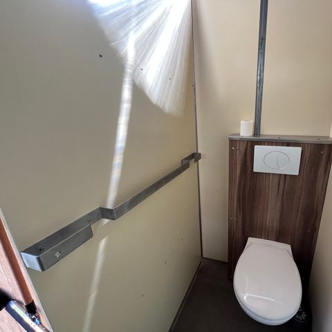 PARCELA - Parcela con instalaciones sanitarias privadas