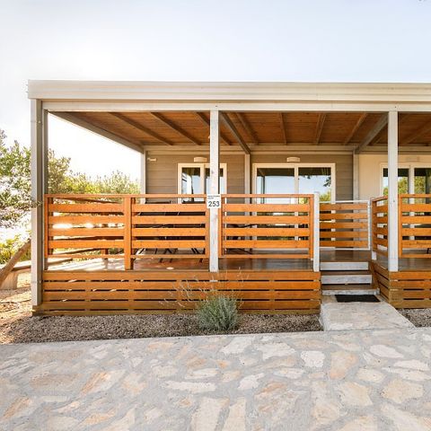 BUNGALOW 6 personnes - Mobil-home | Comfort XL | 2 Ch. | 4/6 Pers. | Terrasse surélevée | 2 SDB | Clim. | TV