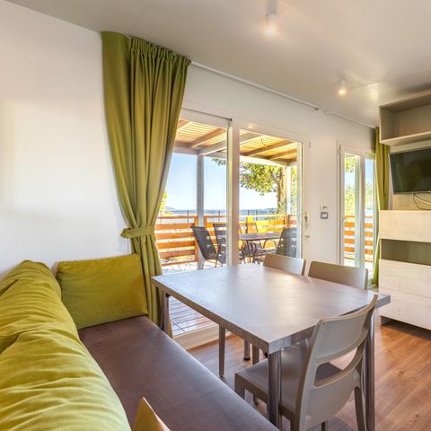 BUNGALOW 6 personnes - Mobil-home | Comfort XL | 2 Ch. | 4/6 Pers. | Terrasse surélevée | 2 SDB | Clim. | TV