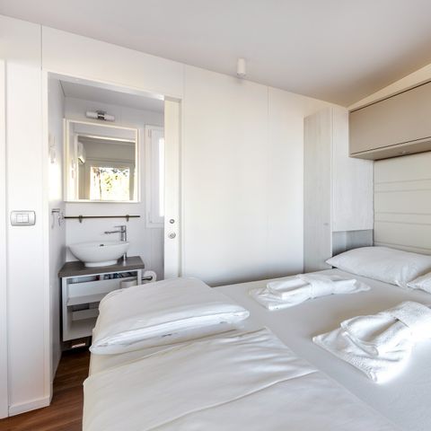 BUNGALOW 6 personnes - Mobil-home | Comfort XL | 2 Ch. | 4/6 Pers. | Terrasse surélevée | 2 SDB | Clim. | TV