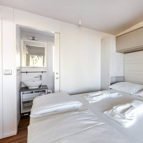 BUNGALOW 6 personnes - Mobil-home | Comfort | 2 Ch. | 4/6 Pers. | Terrasse surélevée | 2 SDB | Clim. | TV