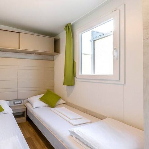 BUNGALOW 6 personnes - Mobil-home | Comfort | 2 Ch. | 4/6 Pers. | Terrasse surélevée | 2 SDB | Clim. | TV
