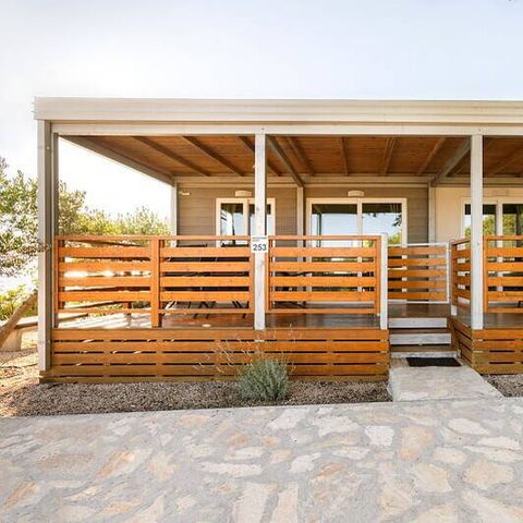 BUNGALOW 6 personnes - Mobil-home | Comfort | 2 Ch. | 4/6 Pers. | Terrasse surélevée | 2 SDB | Clim. | TV