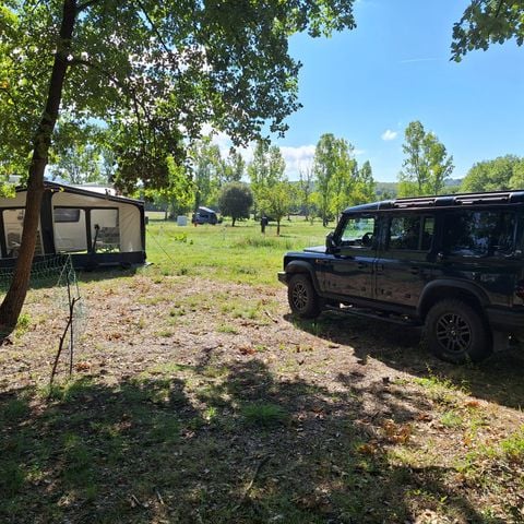 STAANPLAATS - Standplaats met elektriciteit inbegrepen voor 2 personen (1 tent of 1 bestelwagen of 1 caravan of 1 camper)