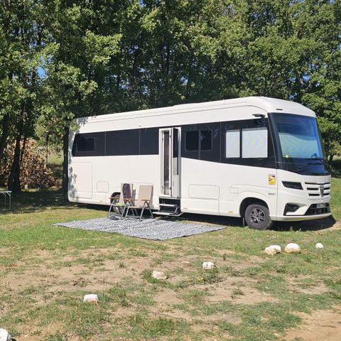 Stellplatz - Stellplatz mit Strom inklusive 2 Personen (1 Zelt oder 1 Van oder 1 Wohnwagen oder 1 Wohnmobil)