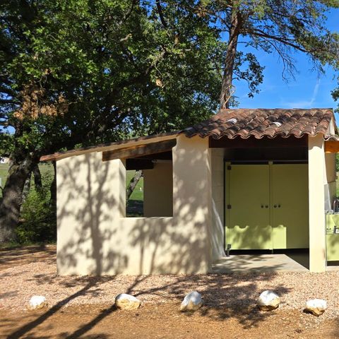 PARCELA - Parcela con electricidad incluida para 2 personas (1 tienda o 1 furgoneta o 1 caravana o 1 autocaravana)