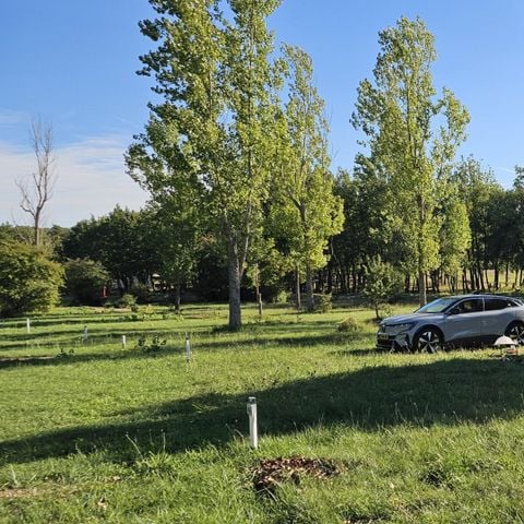 Kampeerplaats - Standplaats voor 1 motor met elektriciteit (inclusief 2 personen en 1 tent)